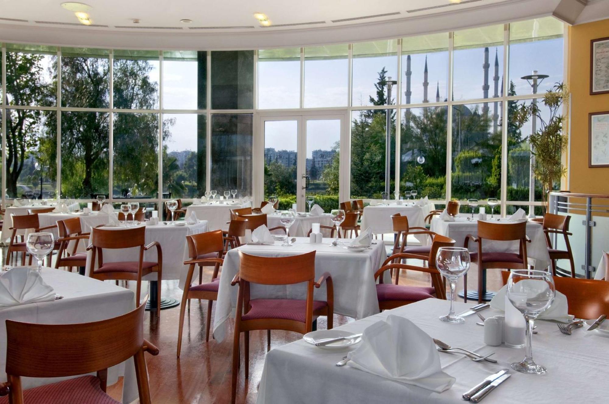 Adana Hiltonsa Hotel Exterior foto